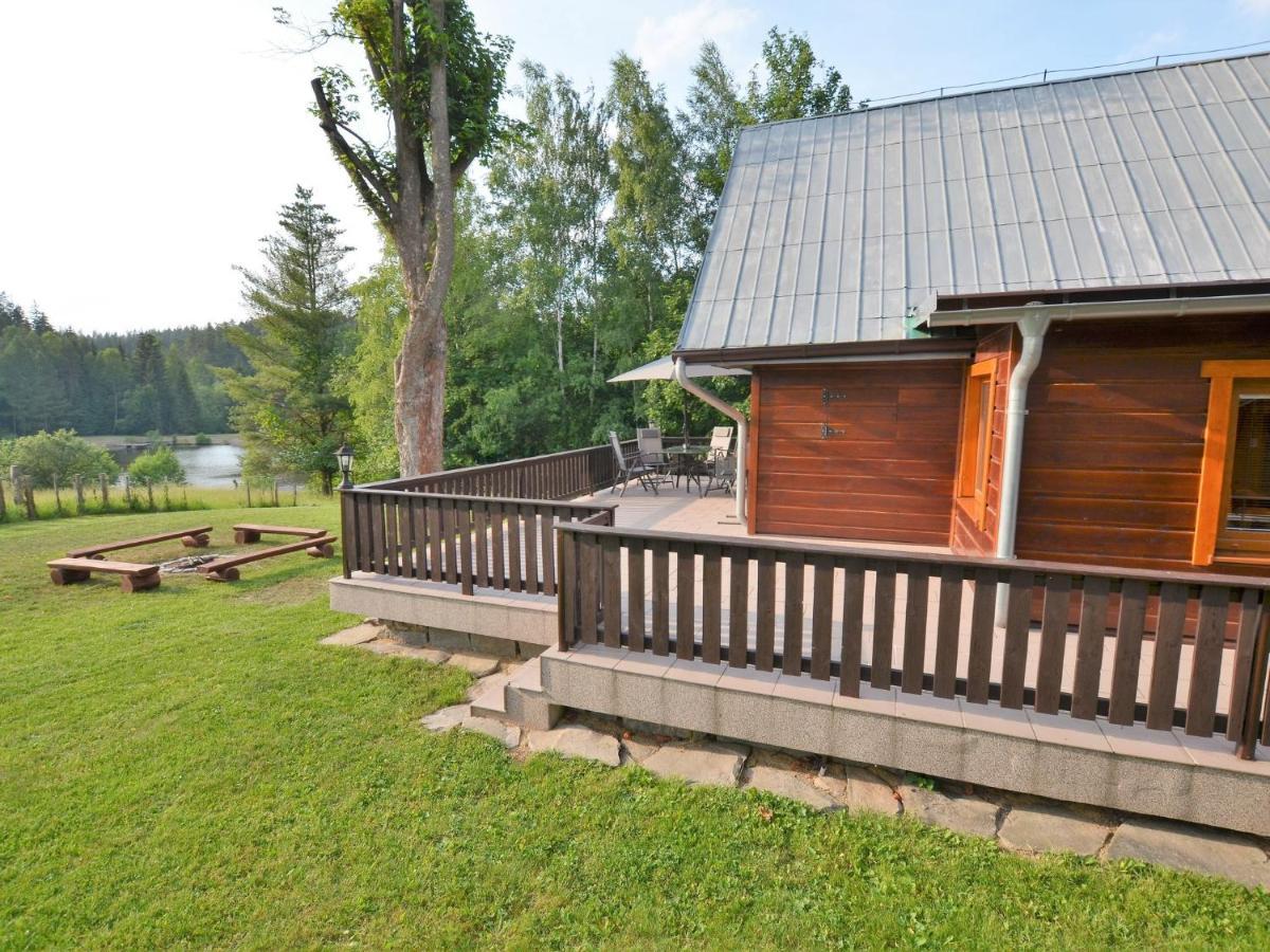 Home With Well Kept Fenced In Rice On The Shore Kyjov  Стая снимка